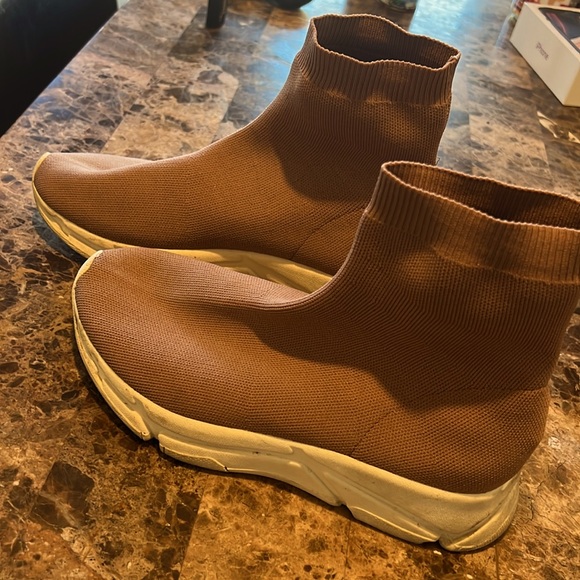 Women’s Steve Madden Sock Sneakers in a light pink / beige color - Size 8 - Picture 3 of 4